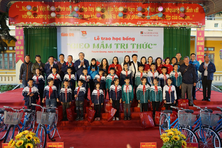 Ban tổ chức đã trao 200 suất quà gồm xe đạp và đồ dùng học tập trị giá mỗi suất 2 triệu đồng cho học sinh các huyện Hàm Yên và Chiêm Hóa - Ảnh: VŨ TUẤN