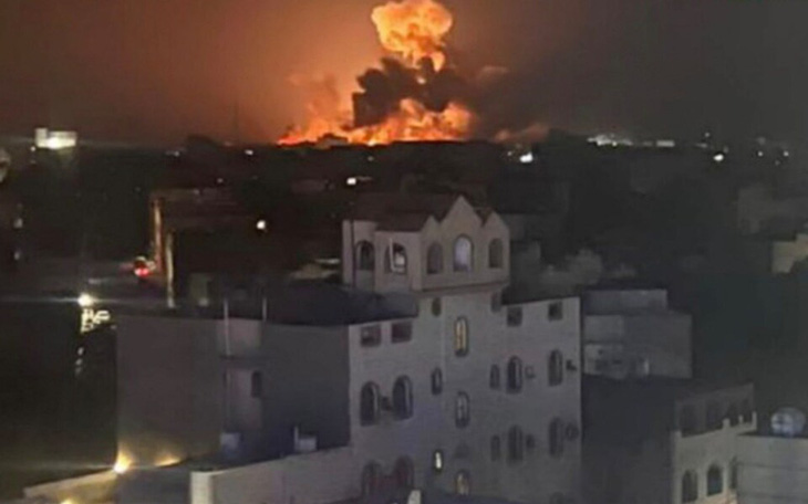 Vụ nổ diễn ra ở Hodeidah, miền Tây Yemen, do Mỹ và Anh không kích bằng tên lửa - Ảnh: SKY NEWS