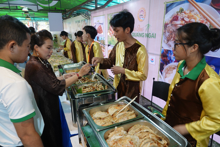 Khách tham quan được đãi tiệc buffet miễn phí món dân dã Quảng Ngãi - Ảnh: VÕ MẠNH HẢO