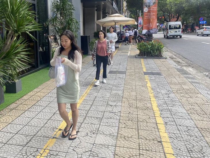 Một vỉa hè ở quận Hải Châu, Đà Nẵng thí điểm thực hiện việc kẻ vạch cho người đi bộ - Ảnh: TRƯỜNG TRUNG