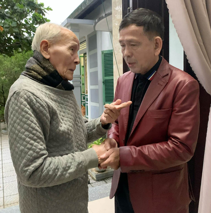 Thầy Lê Oanh 98 tuổi, nhà giáo cao niên nhất của trường Hàm Nghi hiện nay, đang căn dặn học trò cũng đã cao tuổi - Ảnh: Ái hữu Hàm Nghi Huế