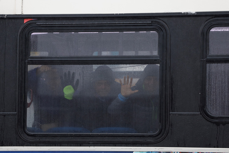 Những người di cư trong các xe bus sưởi ấm ở Chicago, bang Illinois vào ngày 12-1. Ở Mỹ, xe bus sưởi ấm thường được dùng như một nơi trú ẩn khẩn cấp cho những người vô gia cư, giúp họ giữ an toàn cũng như bảo vệ sức khỏe trong mùa đông lạnh giá - Ảnh: AFP