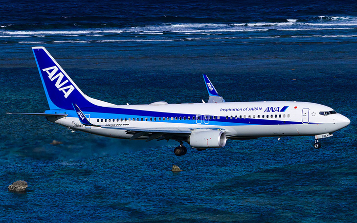 Máy bay chở 65 người ở Nhật quay đầu vì nứt cửa sổ buồng lái giữa trời