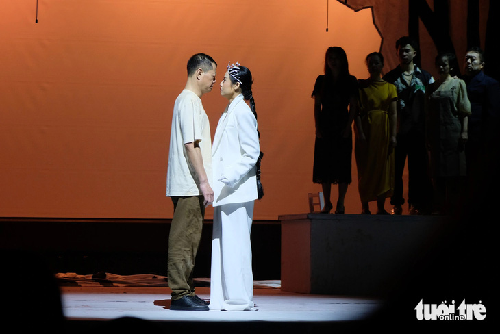 Đối diễn giữa diễn viên Xuân Tùng (vai Trương Ba) và Hương Thủy (vai Đế Thích) - Ảnh: ĐẬU DUNG