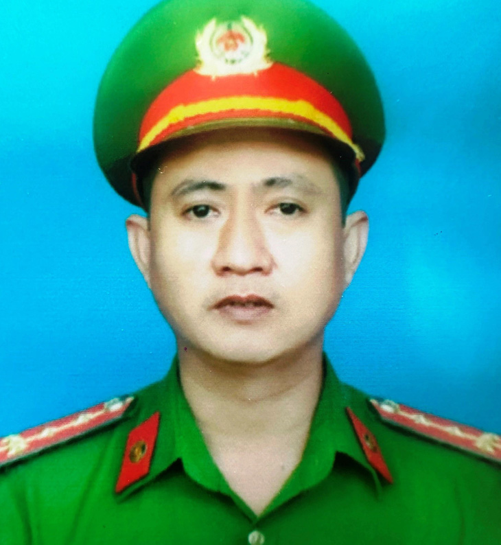 Di ảnh của đại úy Trần Duy Hùng - phó trưởng Công an phường Thủy Vân (TP Huế) - hy sinh trong lúc làm nhiệm vụ trấn áp tội phạm - Ảnh: CTV