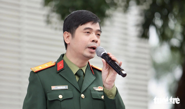 Trung tá Phạm Hồng Thái, phó trưởng phòng đào tạo Học viện Khoa học quân sự - Bộ Quốc phòng, chia sẻ tại ngày hội - Ảnh: NGUYỄN KHÁNH