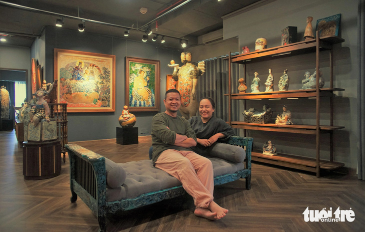 Họa sĩ Đinh Văn Sơn và Nguyễn Thị Thu Hiền vui đón bạn bè trong không gian nghệ thuật riêng - Ảnh: H.VY