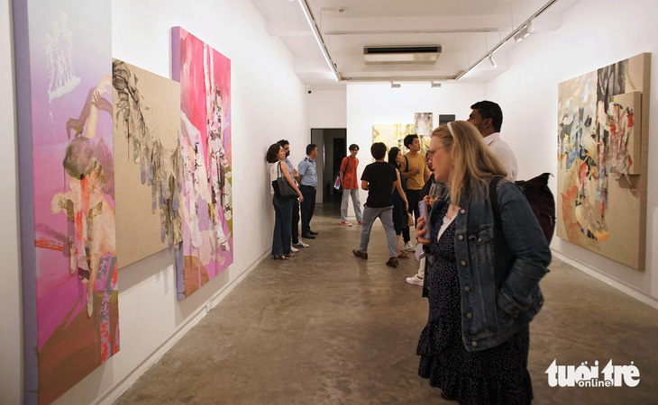 Nhiều khán giả nước ngoài đến thưởng thức triển lãm của nghệ sĩ Liên Trương - Ảnh: H.VY