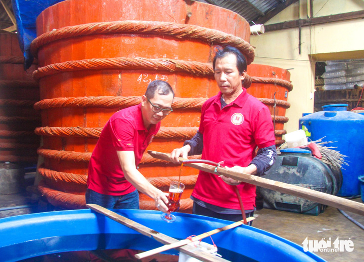 Các nhà thùng nước mắm ở Phú Quốc kiểm tra chất lượng nước mắm để phục vụ thị trường Tết Nguyên đán Giáp Thìn 2024 - Ảnh: CHÍ CÔNG