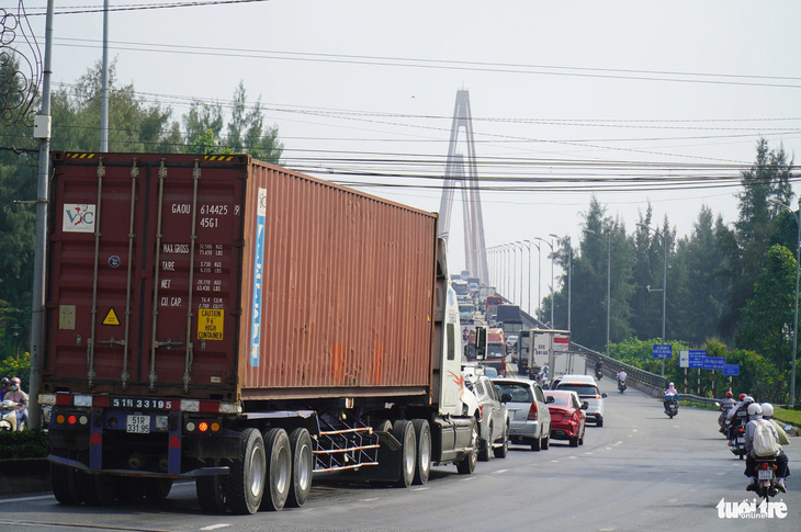 Chiều 13-1, cầu Rạch Miễu tiếp tục kẹt xe, trong dòng xe xếp hàng lên cầu có rất nhiều xe tải nặng - Ảnh: MẬU TRƯỜNG