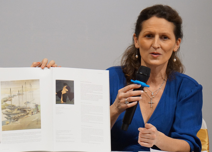 Bà Charlotte Aguttes-Reynier giới thiệu cuốn sách tại Hà Nội - Ảnh: T.ĐIỂU