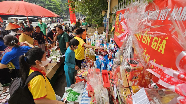 Giỏ quà Tết và thực phẩm thiết yếu được một siêu thị chưng bán lưu động tại quận Bình Thạnh dịp cận Tết -  Ảnh: N.TRÍ