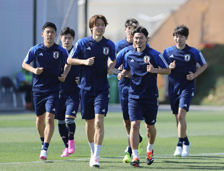 Đội tuyển Nhật Bản với dàn sao (hàng đầu, từ trái qua) Wataru Endo (Liverpool, Anh), Ko Itakura (Borussia Monchengladbach, Đức) và Takumi Minamino (AS Monaco, Pháp) - Ảnh: HOÀNG TUẤN