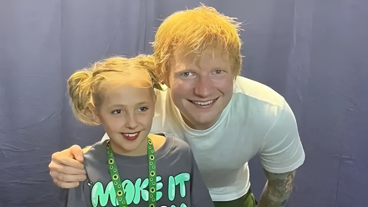 Ở một trường hợp khác, Ed Sheeran giúp cô bé mắc bệnh nan y Caitlin Passey thực hiện những ước mơ mà em muốn làm, trong đó có việc chụp hình chung với thần tượng Ed Sheeran - Ảnh: BBC