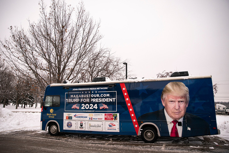 Chiếc xe buýt kêu gọi ủng hộ ứng viên tổng thống Donald Trump tại bang Iowa ngày 11-1. Ông Trump đã phải hủy bỏ các sự kiện tranh cử tại đây do tình hình thời tiết khắc nghiệt - Ảnh: CNN/GETTY IMAGES