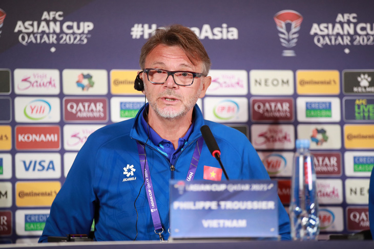 HLV Philippe Troussier có nhiều phát biểu kích thích tinh thần đội tuyển Việt Nam trước trận ra quân gặp Nhật Bản tại Asian Cup 2023 - Ảnh: HOÀNG TUẤN