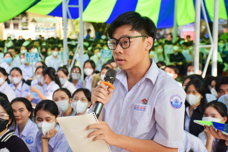 Bạn Khải Minh (học sinh lớp 12 Trường THPT Huỳnh Thúc Kháng) đặt câu hỏi tại buổi tư vấn - Ảnh: TRẦN HOÀI BÃO