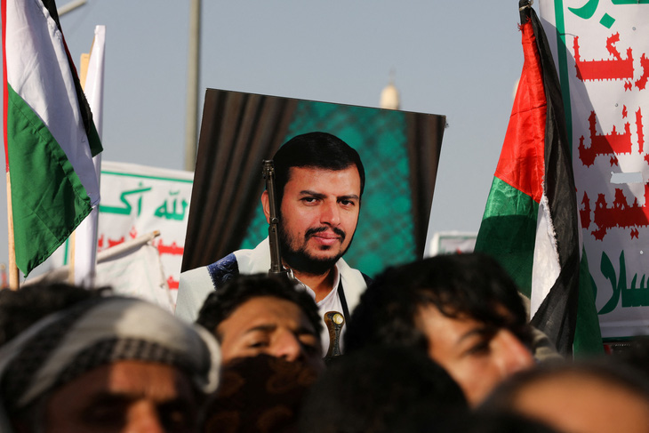 Người ủng hộ tổ chức Houthi xuống đường ở Sanaa (Yemen), mang theo chân dung của lãnh đạo Houthi Abdul-Malik al-Houthi - Ảnh: REUTERS