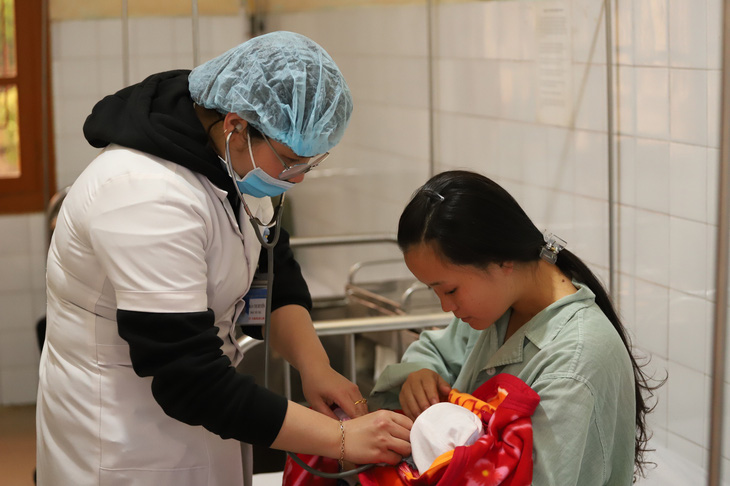 Bác sĩ khám bệnh miễn phí cho một em bé Bắc Hà - Ảnh: BỘ Y TẾ