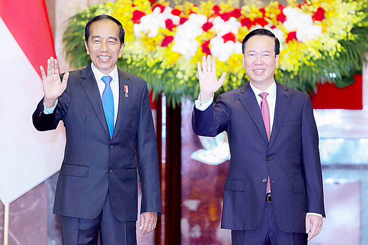 Tổng thống Indonesia Joko Widodo và Chủ tịch nước Võ Văn Thưởng vẫy tay chào báo chí trước khi hội đàm vào ngày 12-1 - Ảnh: NGUYỄN KHÁNH