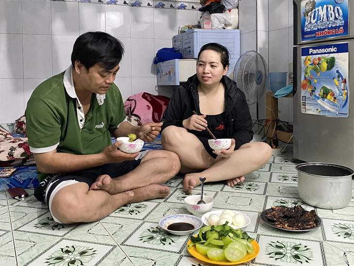 May mắn có việc làm, vợ chồng chị Bùi Thị Trang vẫn gói ghém hết mức để trả tiền trọ, gửi về quê cho con gái và chi tiêu trong những ngày Tết - Ảnh: DIỆU QUÍ