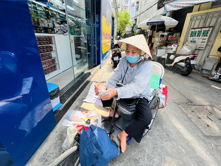 Bà Phạm Thị Nhu vừa đi bán vé số vừa lượm nhặt ve chai nuôi con học xong đại học - Ảnh: YẾN TRINH