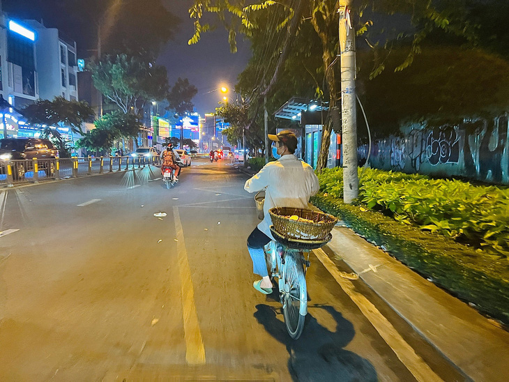 Ông Nguyễn Hùng đạp xe bán đậu phộng luộc từ chiều đến tối mỗi ngày - Ảnh: YẾN TRINH