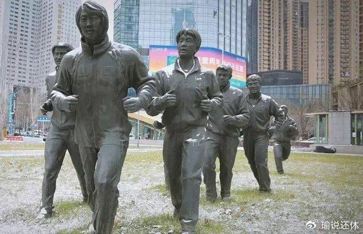 Bức tượng thu hút sự chú ý của nhiều người dân Trung Quốc - Ảnh: SINA