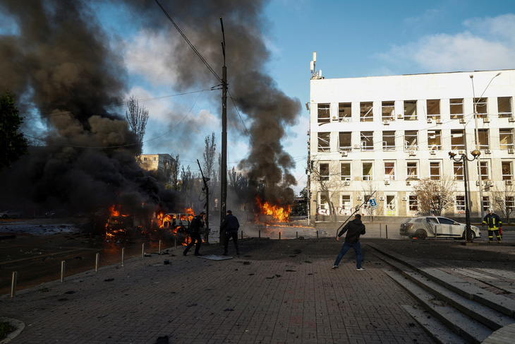 Tên lửa của Nga gây thiệt hại ở Kyiv. Ảnh: Reuters