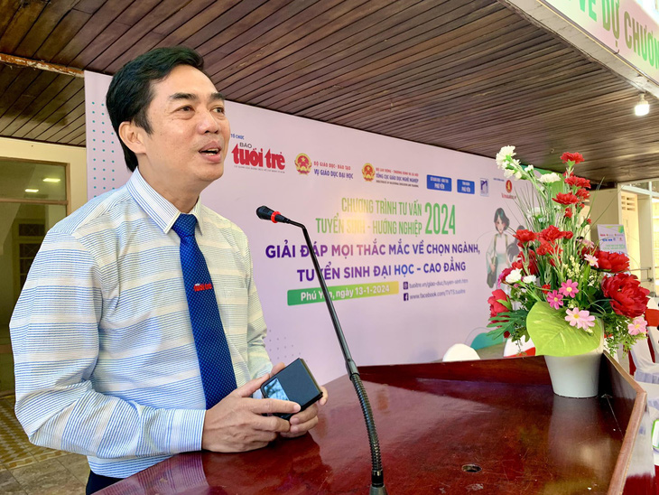 Nhà báo Nguyễn Khắc Cường, phó tổng biên tập báo Tuổi Trẻ, chia sẻ thông tin về Chương trình tư vấn tuyển sinh - hướng nghiệp năm 2024 - Ảnh: TRẦN HUỲNH