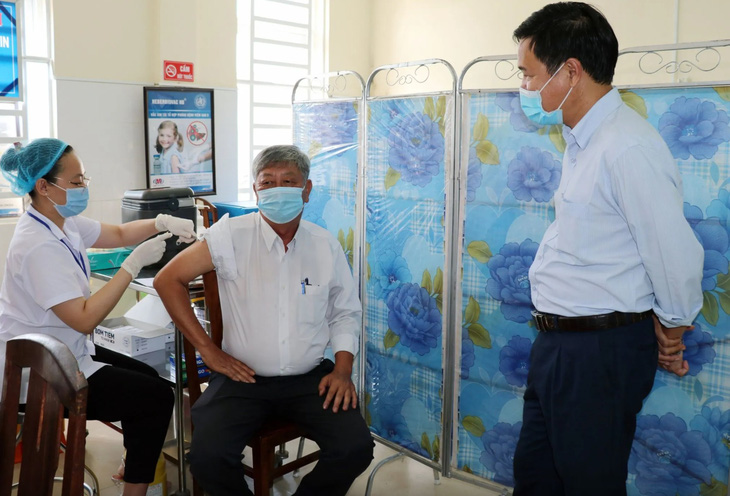 Ông Nguyễn Thành Danh (giữa) - cựu giám đốc CDC Bình Dương - xung phong tiêm thử nghiệm vắc xin  - Ảnh tư liệu