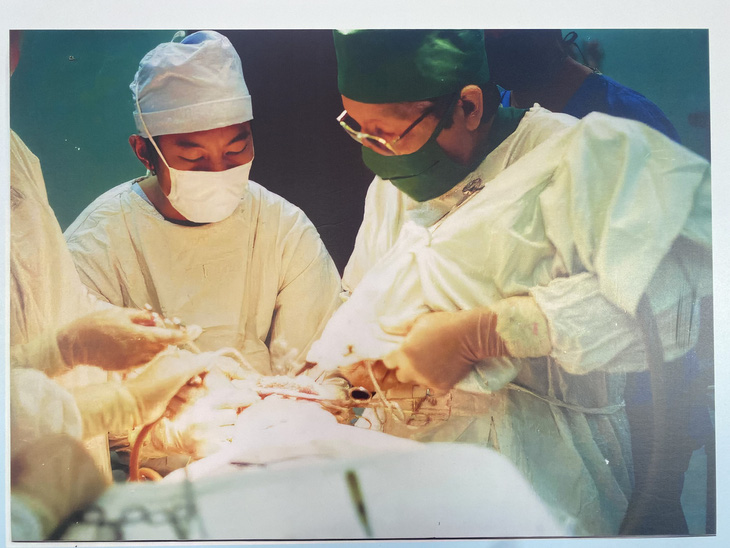 Thầy thuốc nhân dân, PGS.TS Lâm Ngọc Ấn trong một ca phẫu thuật răng hàm mặt - Ảnh: X.MAI chụp lại