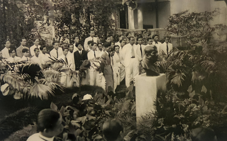 Lễ khánh thành tượng bán thân Victor Tardieu go Georges Khánh thực hiện tại khuôn viên trường Cao đẳng Mỹ thuật Đông Dương ngày 25-5-1938 - Ảnh chụp lại từ sách