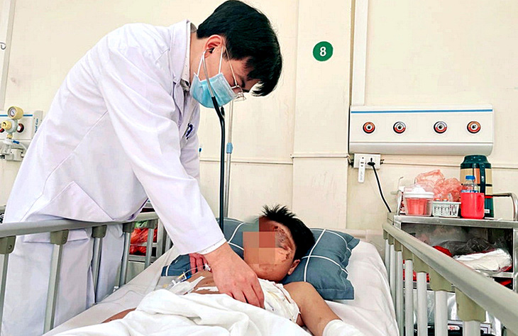 Bác sĩ thăm khám sau phẫu thuật cho bệnh nhân (14 tuổi, trú tại Bắc Giang) bị tai nạn do pháo tự chế phát nổ - Ảnh: BVCC