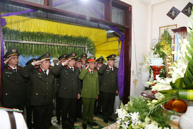 Đại tá Nguyễn Thanh Tuấn cùng lãnh đạo Công an tỉnh Thừa Thiên Huế viếng trung tá Trần Duy Hùng hy sinh trong lúc làm nhiệm vụ trấn áp tội phạm - Ảnh: TRẦN HỒNG