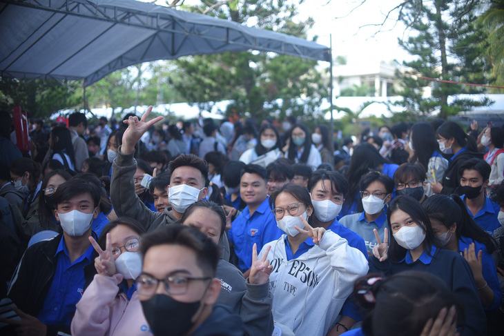 Gần 5.000 học sinh trên toàn tỉnh Phú Yên về Trường ĐH Xây dựng miền Trung để tham dự chương trình tư vấn tuyển sinh hướng nghiệp do báo Tuổi Trẻ phối hợp các đơn vị tổ chức sáng 13-1 - Ảnh: LÂM THIÊN