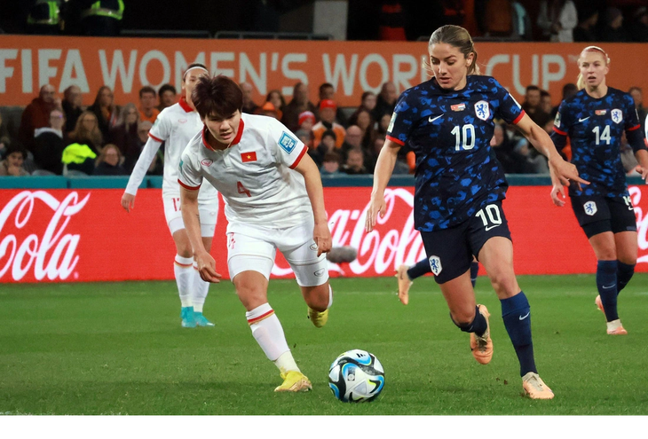 Trần Thị Thu (trái) trong trận gặp Hà Lan ở World Cup nữ 2023 - Ảnh: FIFA