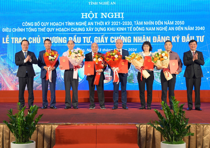 Lãnh đạo tỉnh Nghệ An trao chứng nhận đăng ký đầu tư cho các dự án vào Khu kinh tế Đông Nam Nghệ An - Ảnh: H.A.