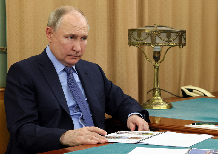 Tổng thống Nga Vladimir Putin tham dự cuộc gặp với Thống đốc vùng Chukotka Vladislav Kuznetsov tại thị trấn Anadyr, trung tâm hành chính vùng Chukotka (Nga) hôm 10-1 - Ảnh: REUTERS