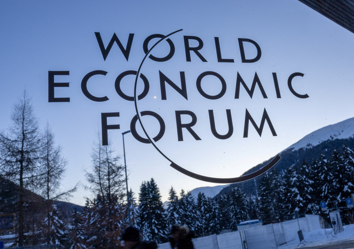 Logo tiếng Anh của Diễn đàn kinh tế thế giới ở thị trấn Davos trong ảnh chụp ngày 13-1 - Ảnh: REUTERS