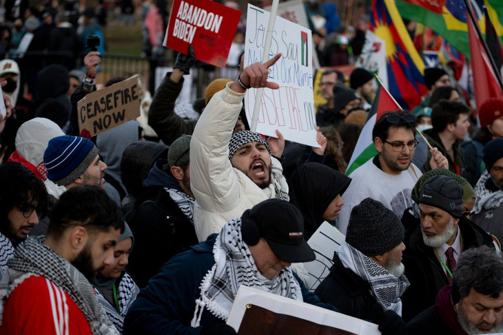 Người biểu tình ủng hộ Palestine tập trung bên ngoài Nhà Trắng tại thủ đô Washington, Mỹ ngày 13-1 - Ảnh: AFP