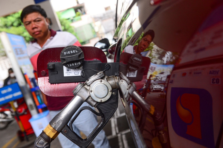 Theo quy định từ 1-1-2024, các cửa hàng bán lẻ xăng dầu phải xuất hóa đơn điện tử từng lần bán - Ảnh: QUANG ĐỊNH