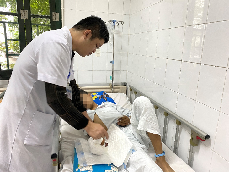 ThS.Bác sĩ Lưu Danh Huy thăm khám và tư vấn cho người bệnh sau phẫu thuật - Ảnh: BVCC