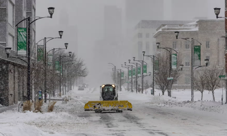 Máy xúc tuyết dù hoạt động hết công suất vẫn không thể dọn sạch tuyết ở thành phố Des Moines, bang Iowa - Ảnh: GETTY IMAGES