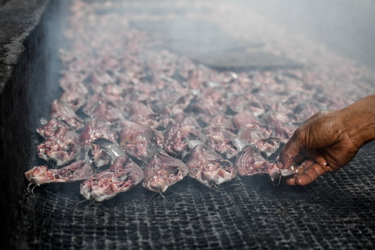 Xưởng sản xuất thịt cá trê xông khói ở thành phố Bogor đưa ra thị trường khoảng 500kg mỗi ngày. Sản phẩm không chỉ phổ biến với người dân địa phương mà còn hấp dẫn người nước ngoài, nhất là Malaysia và Nigeria