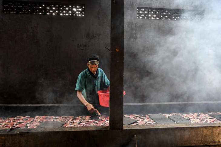 Cá trê xông khói không chỉ là một món ăn truyền thống mà còn phản ánh lịch sử và phẩm chất của con người ở khu vực Tây Java. Nếu ví nó là di sản của người dân Tây Java, thì các công nhân chính là những người gìn giữ và phát triển 