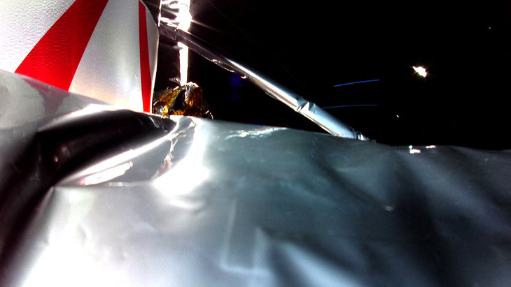Bề mặt bên ngoài móp méo của tàu đổ bộ Mặt trăng Peregrine của Công ty Astrobotic - Ảnh: AFP