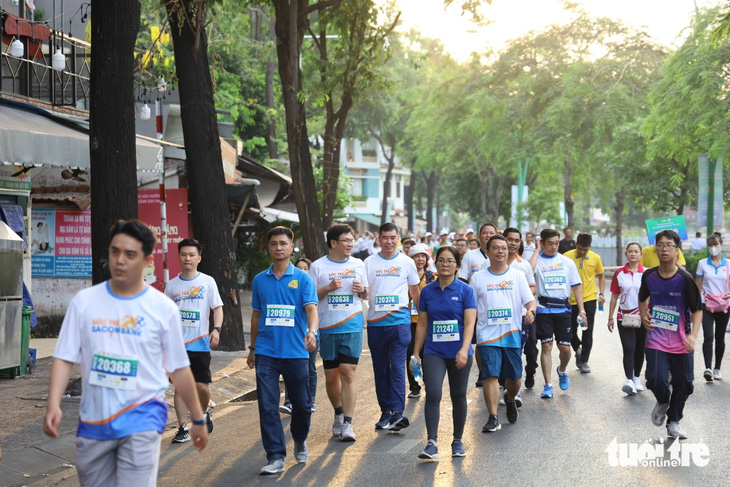 Hơn 1.500 người tham gia đi bộ gây quỹ hỗ trợ người nghèo đón Tết - Ảnh: NGỌC QUÝ