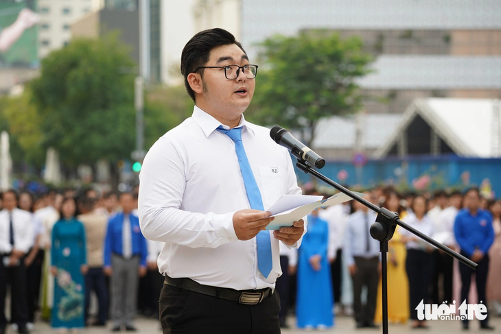 Nguyễn Khánh Tùng (Trường đại học Sư phạm TP.HCM) - đại diện các gương Sinh viên 5 tốt - báo công lên Bác - Ảnh: CÔNG TRIỆU