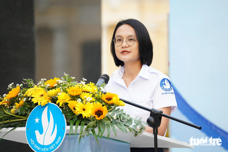Chủ tịch Hội Sinh viên Việt Nam TP.HCM Trần Thu Hà phát biểu tuyên dương Sinh viên 5 tốt TP.HCM - Ảnh: CÔNG TRIỆU